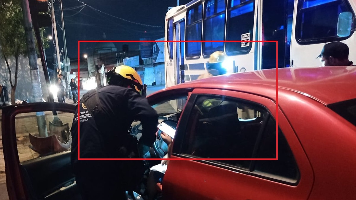 Choque en el Centro Histórico: colisión entre transporte público y auto particular deja dos mujeres lesionadas