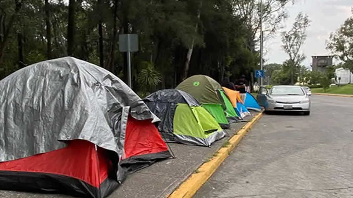 Locura por DJ Snake en Puebla: Fanáticos convierten la Plaza la Victoria en un campamento electrónico