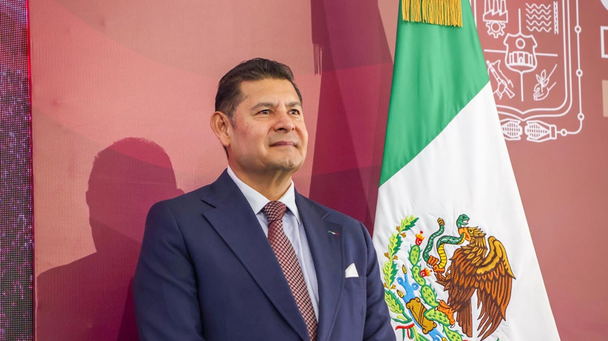 Alejandro Armenta anuncia vuelos gratis cada semana para familias poblanas en EE. UU.
