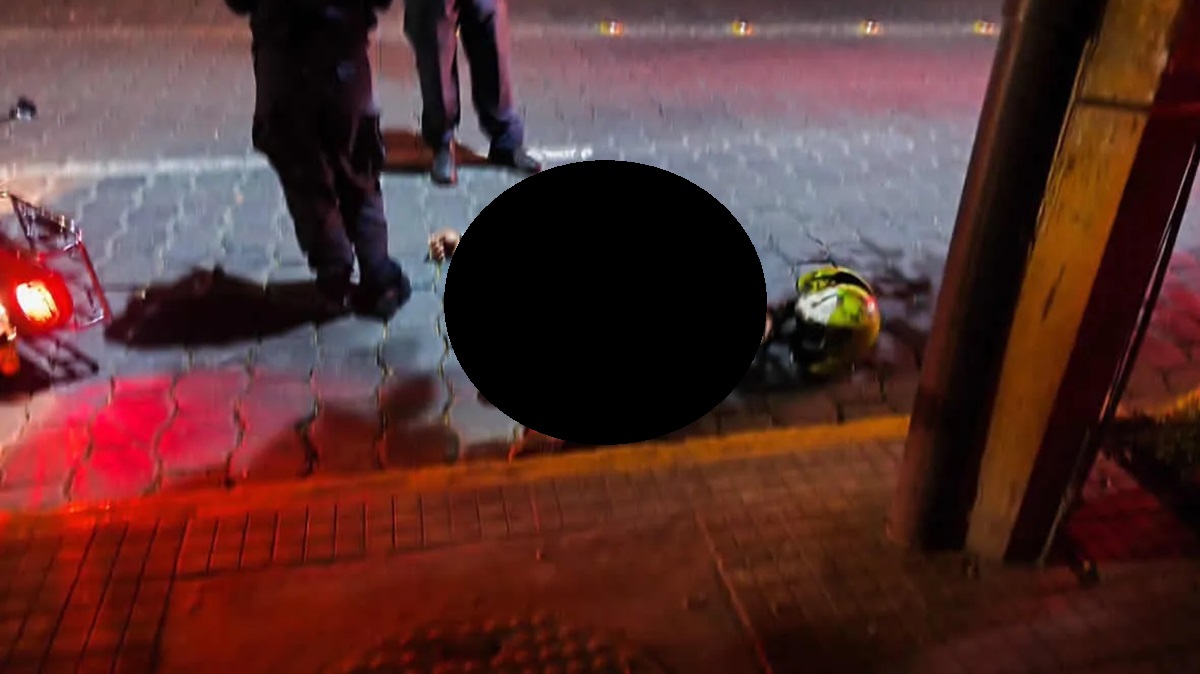 Fatal imprudencia: Motociclista muere tras derrapar y chocar contra un árbol en Puebla