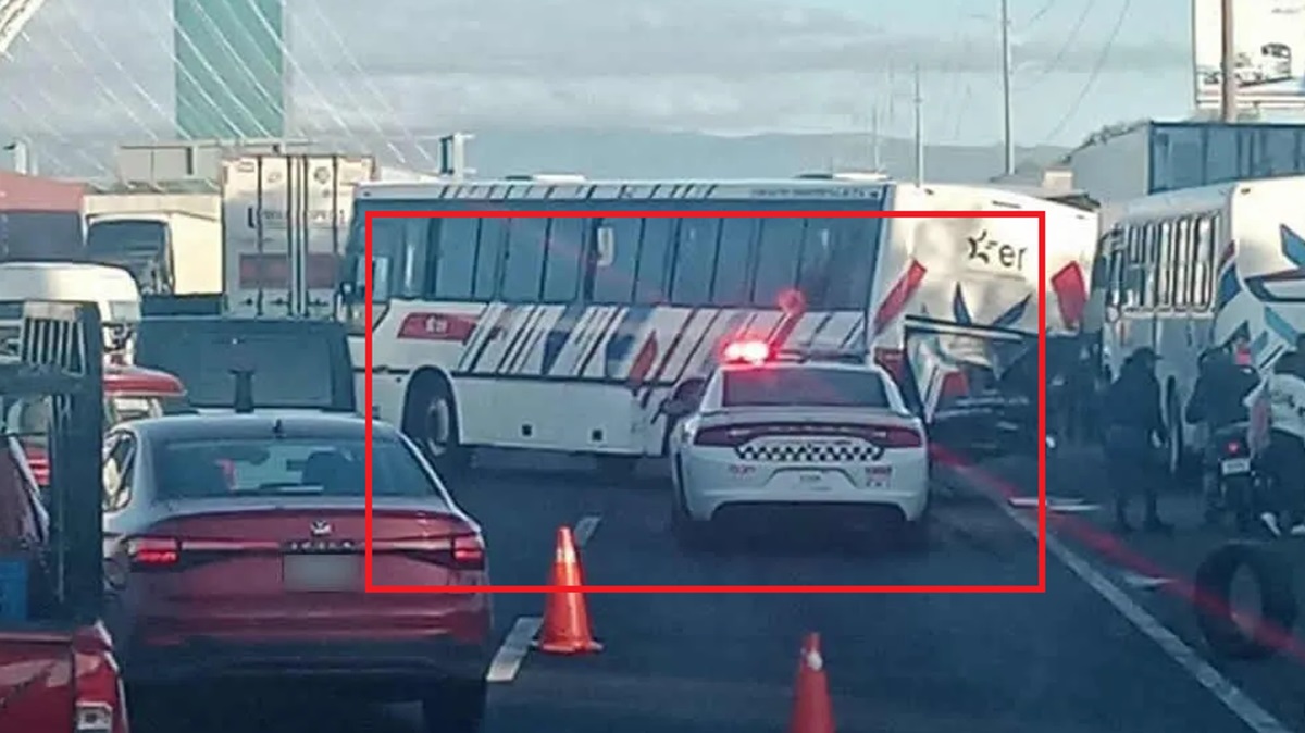 Caos en la México-Puebla: Choque de autobús de Estrella Roja y tráiler colapsa el tráfico en Huejotzingo