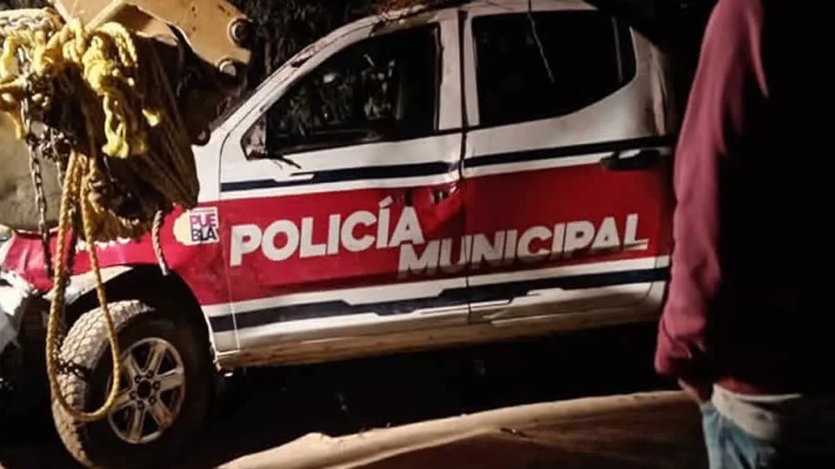 Cinco policías sobreviven tras caer con todo y patrulla a un barranco en Coyomeapan, Puebla