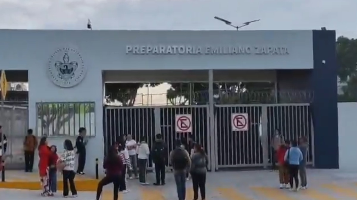 Alumnos llegan a la nueva Prepa Zapata de la BUAP y descubren que está cerrada hasta la otra semana