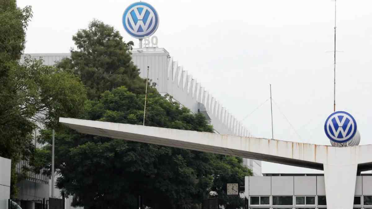 Detienen en Puebla a dos exdirigentes del sindicato de Volkswagen por presunto desfalco de 129 millones de pesos
