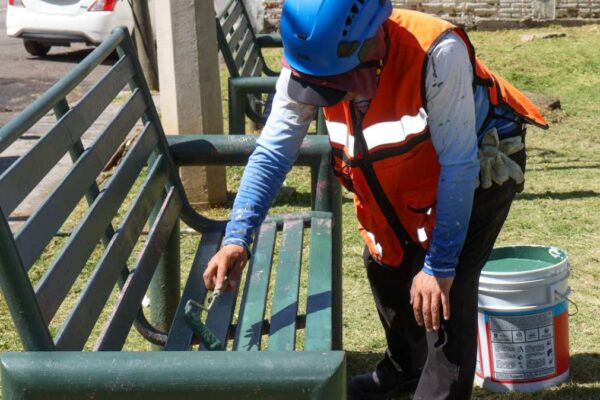 Pepe Chedraui mantiene poda y chapeo en parques de Puebla para recuperar espacios públicos