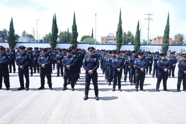 Pepe Chedraui anuncia bono y aumento salarial de 9% para policías de Puebla; 119 elementos reciben ascensos
