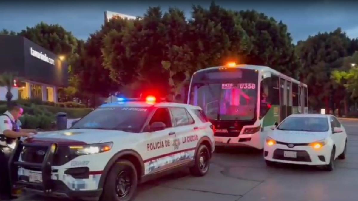 Choque entre auto y unidad de RUTA deja cinco lesionados frente a la Fiscalía de Puebla