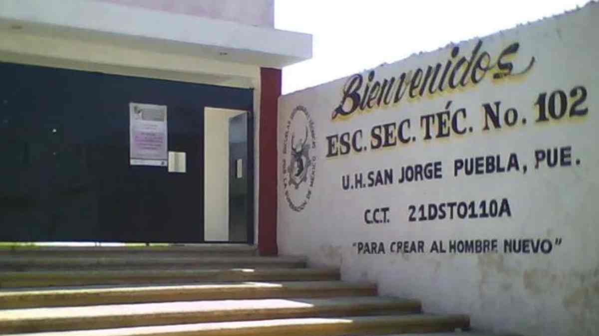 Asaltan a vendedora de uniformes dentro de secundaria en Puebla; se llevan casi 30 mil pesos
