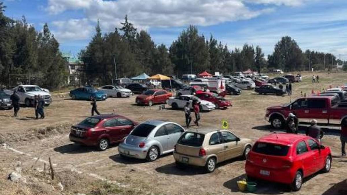 Denuncian cobros de hasta 100 pesos y presuntas amenazas en tianguis de autos El Tecnológico en Puebla