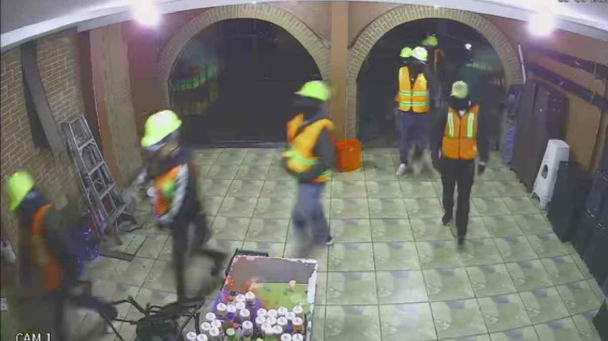 Comando simuló un operativo de obras para cometer robo de más de 700 mil pesos en Coyote Burguer de Puebla