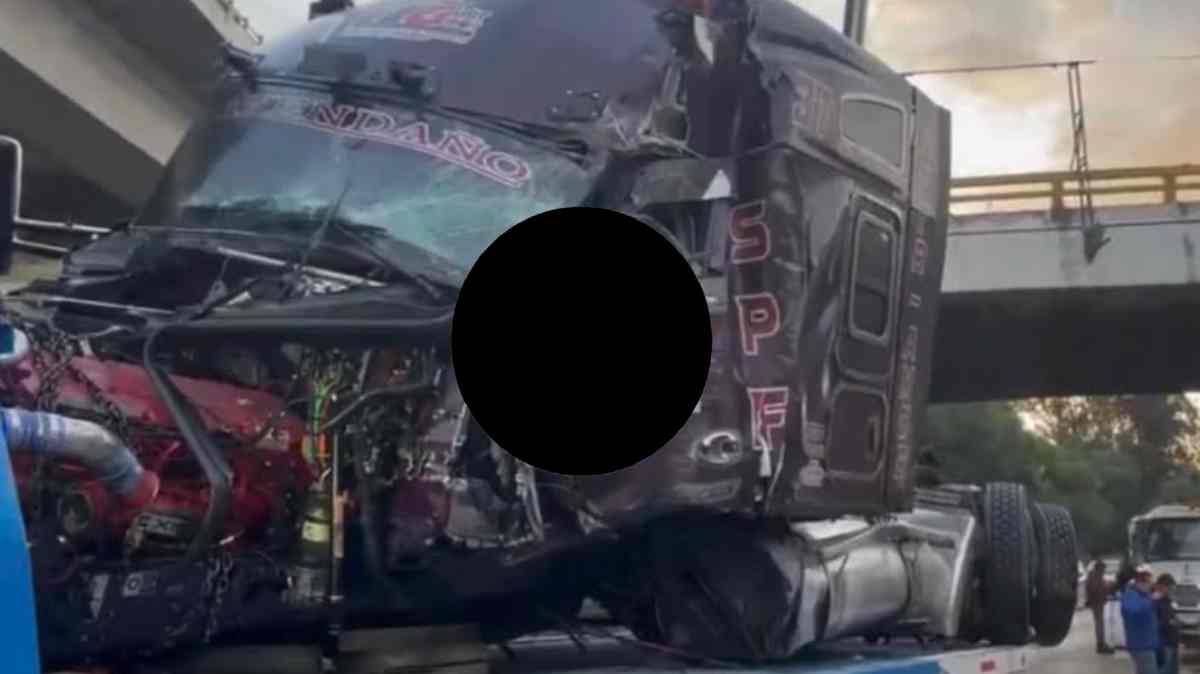 Tráiler se estrella contra puente frente al Estadio Cuauhtémoc; conductor resulta lesionado