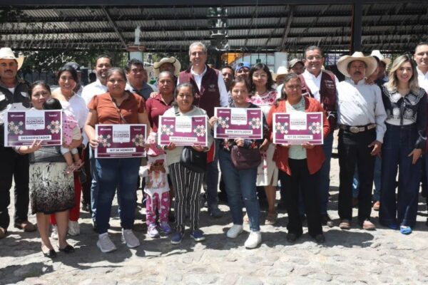 Pepe Chedraui entrega apoyos a productores de mezcal y campo en Azumiatla; PISEC beneficiará a 250 familias
