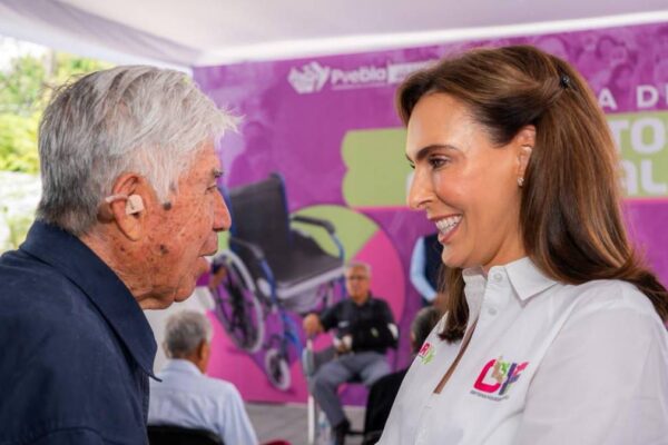 MariElise Budib entrega 60 aparatos auditivos y de movilidad para personas con discapacidad en Puebla