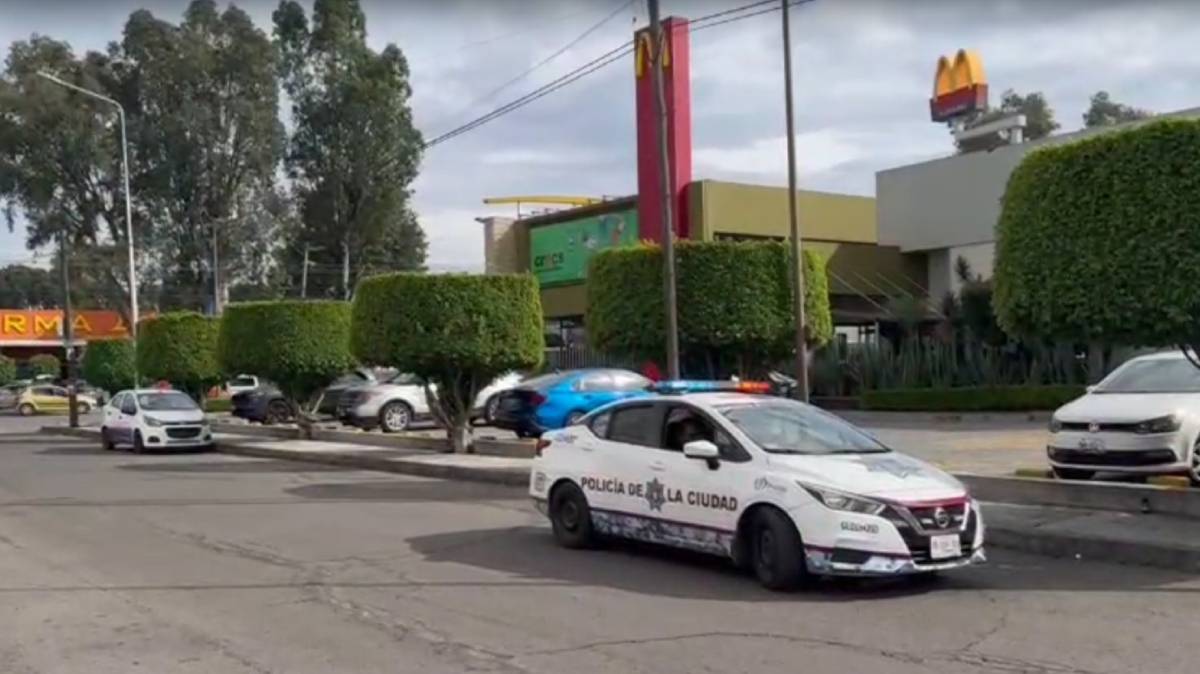 Balean a hombre afuera de McDonald’s en Valle Dorado, Puebla; fue trasladado en ambulancia