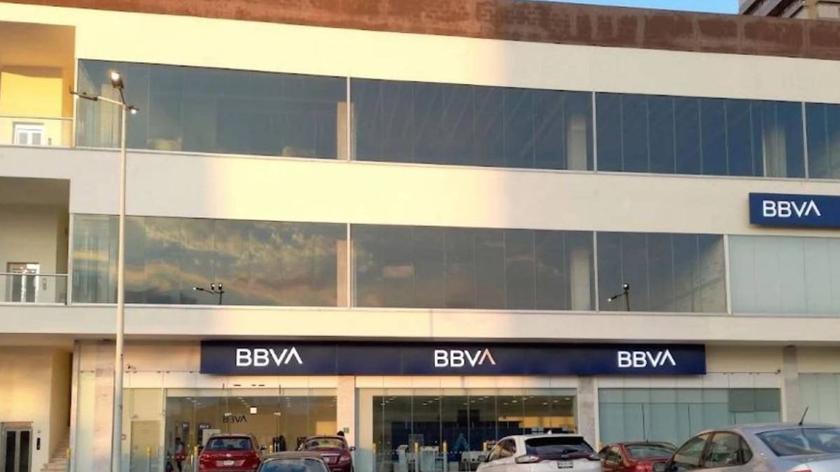 Retira 500 mil pesos de BBVA en Angelópolis y es despojado del efectivo; buscan a los responsables
