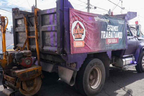 Bachean tramo de la 33 Poniente en La Noria como parte de “Bacheando Puebla”