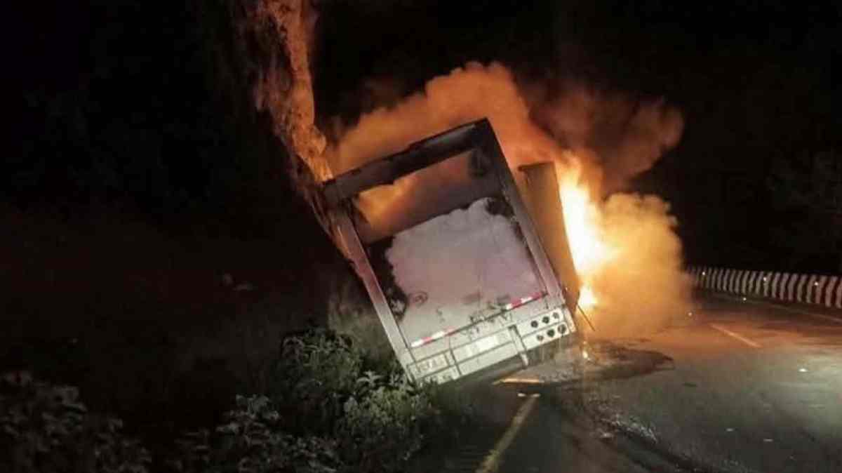 Tractocamión choca contra cerro y termina envuelto en llamas en la Puebla-Orizaba