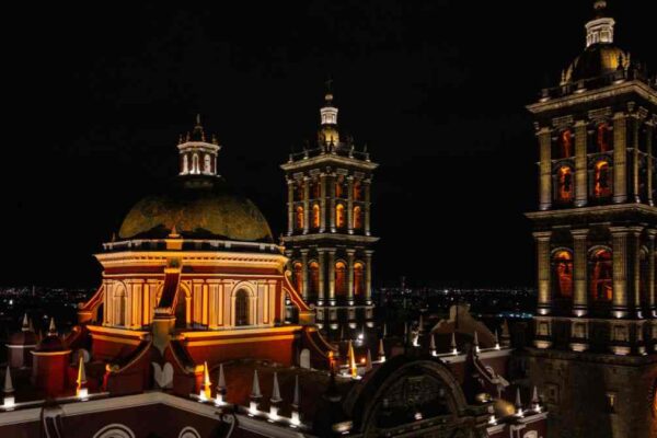 La Catedral de Puebla estrena iluminación: 460 luces LED resaltan su arquitectura por las noches