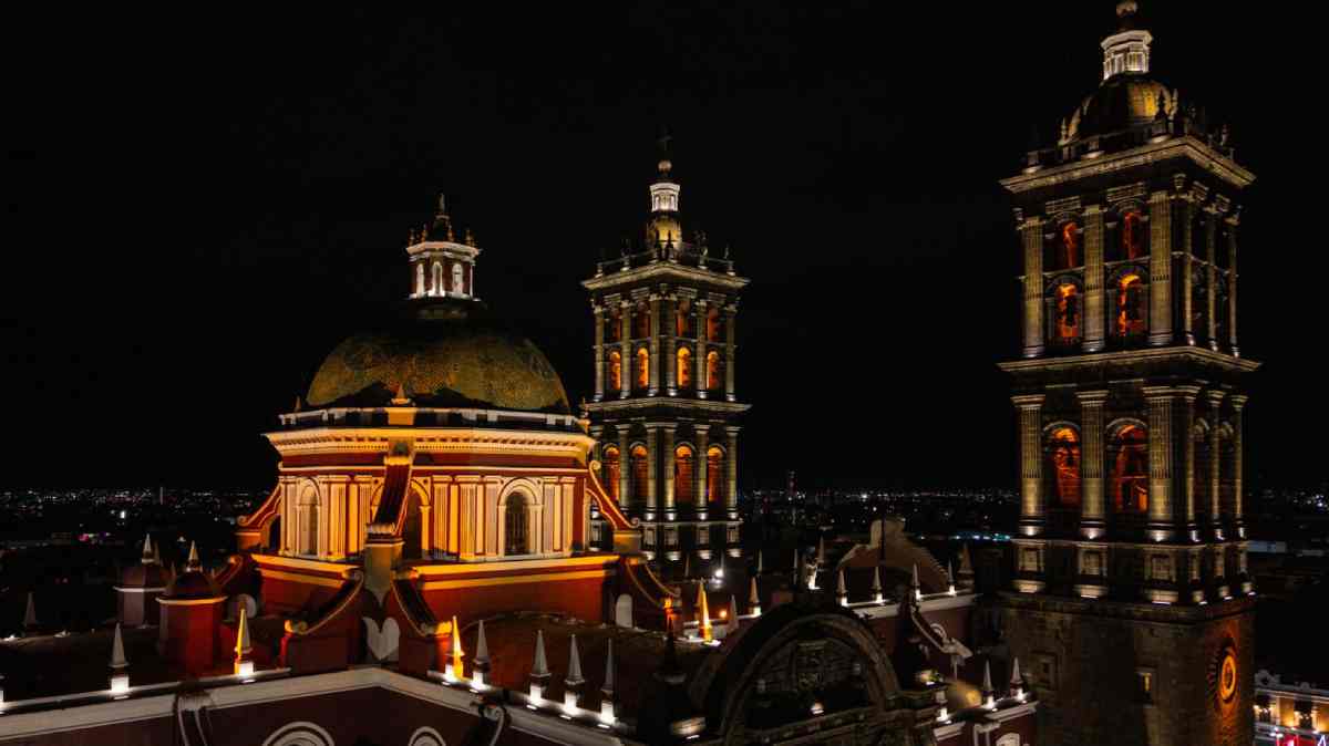 La Catedral de Puebla estrena iluminación: 460 luces LED resaltan su arquitectura por las noches