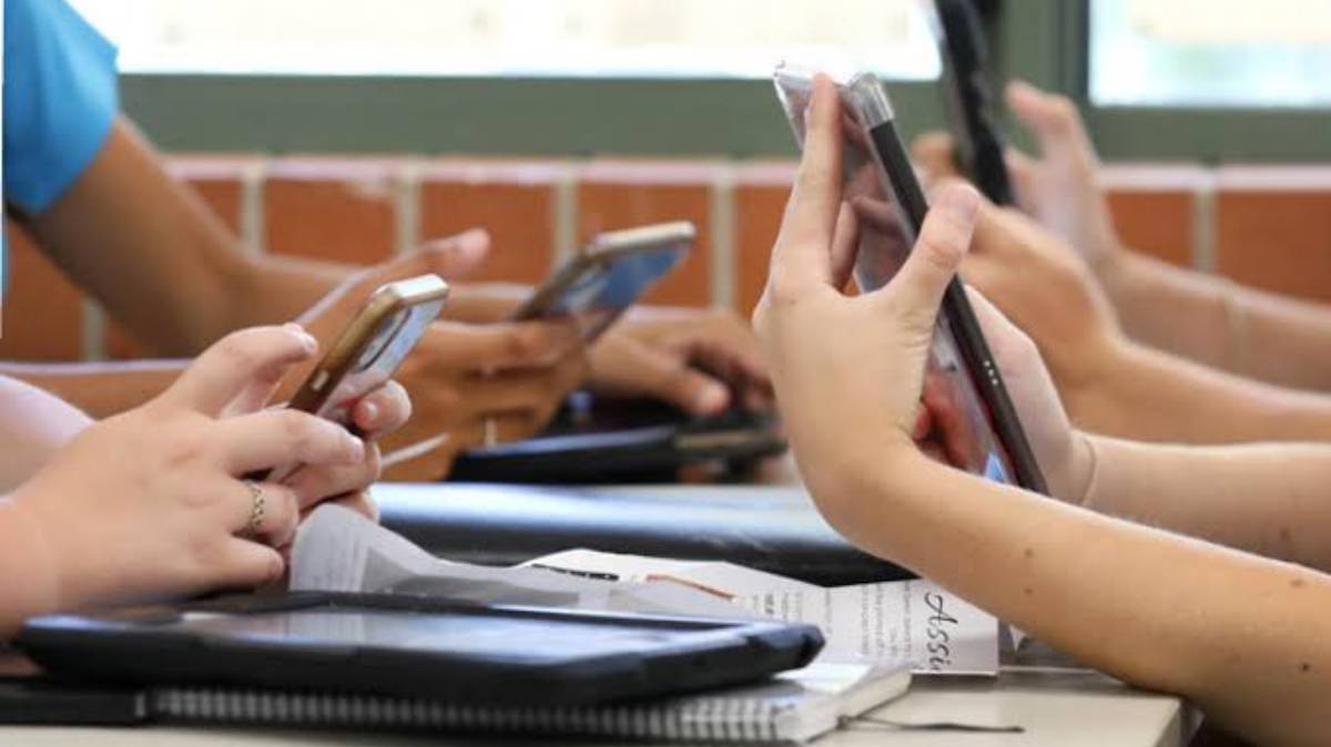 Puebla limitará el uso de celulares en escuelas: SEP anuncia resguardo durante la jornada escolar