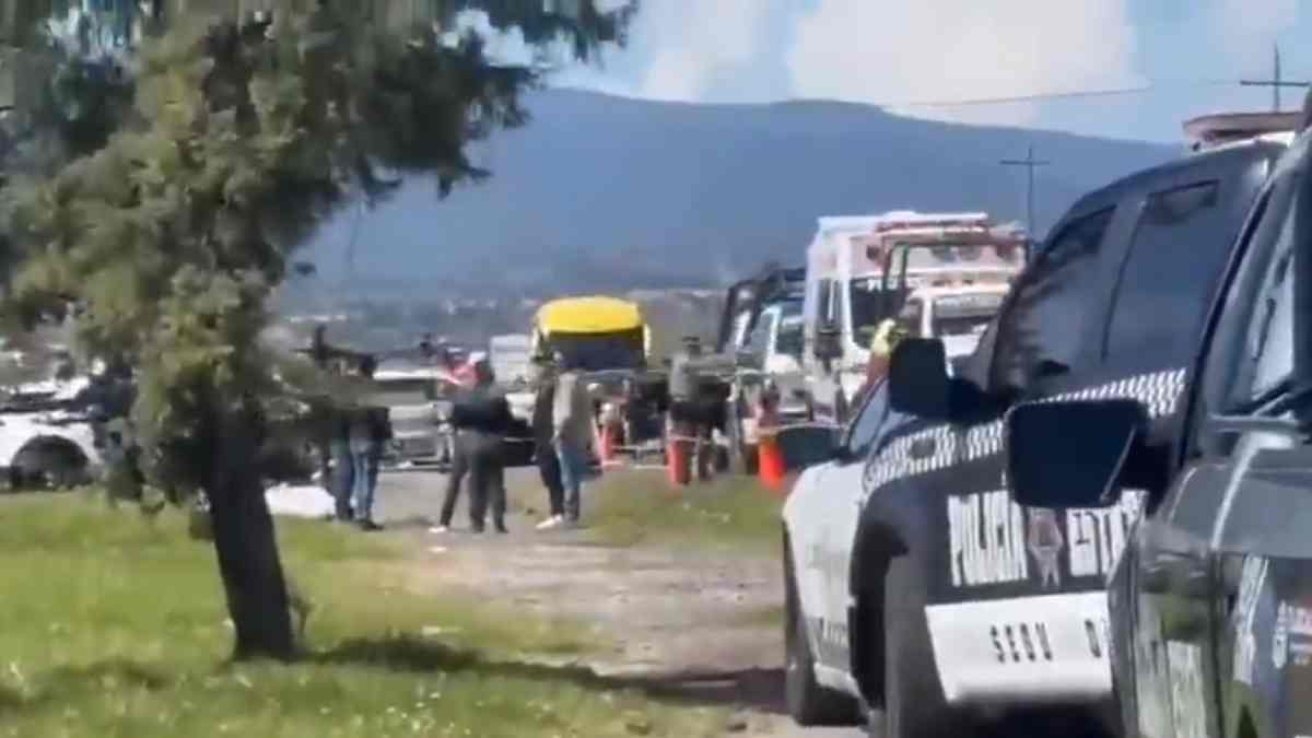 Hallan dos hombres muertos y emplayados a un costado de la carretera Calpulalpan-Apan
