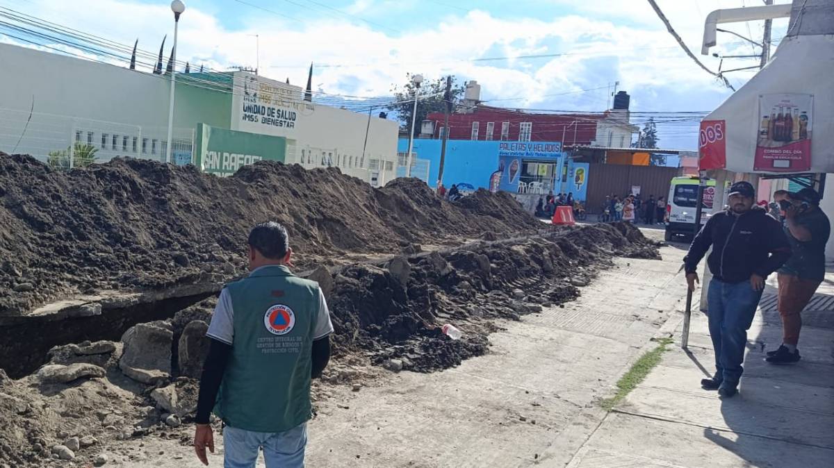 Rescatan con vida a dos trabajadores tras quedar sepultados en un drenaje de Tlanalapan, Puebla
