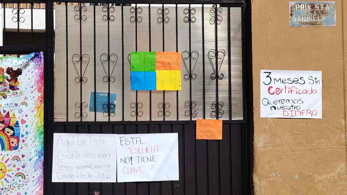 Padres denuncian presuntas irregularidades en escuela de Xochimehuacan; acusan boletas falsas y falta de certificados