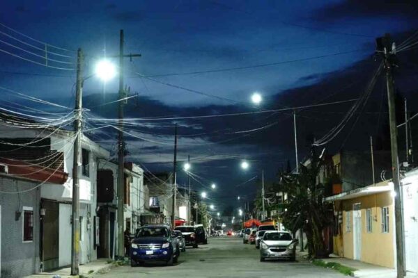 Puebla Brilla moderniza 77 luminarias en 20 de Noviembre y La Loma