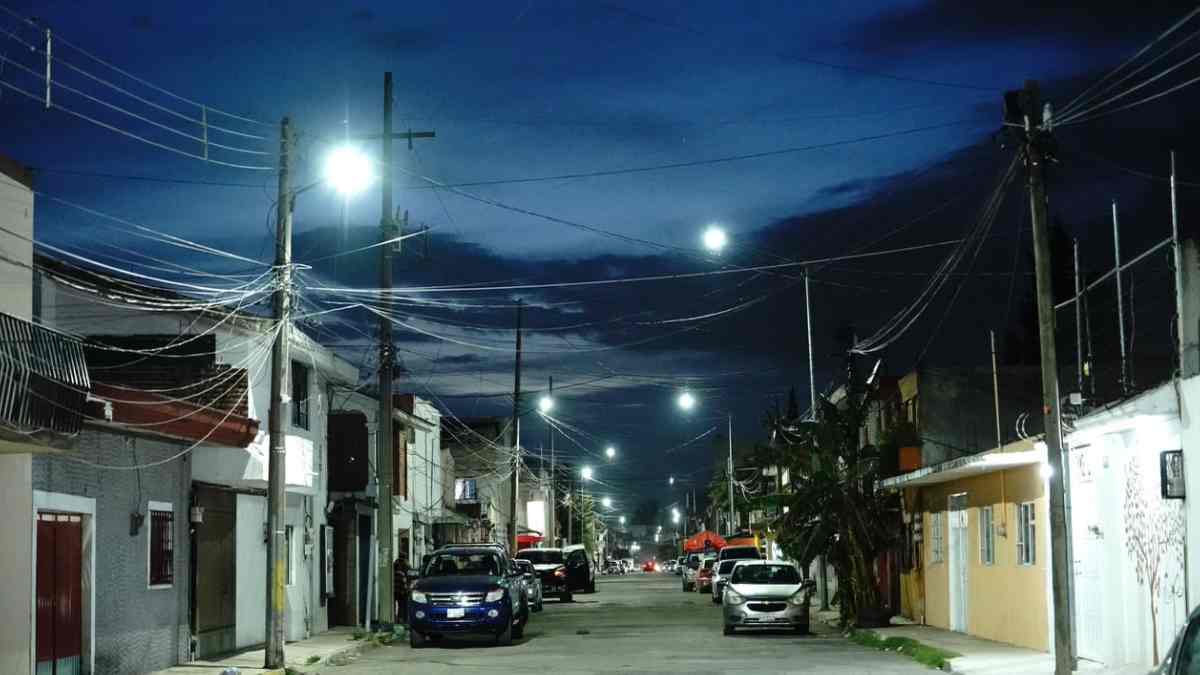 Puebla Brilla moderniza 77 luminarias en 20 de Noviembre y La Loma