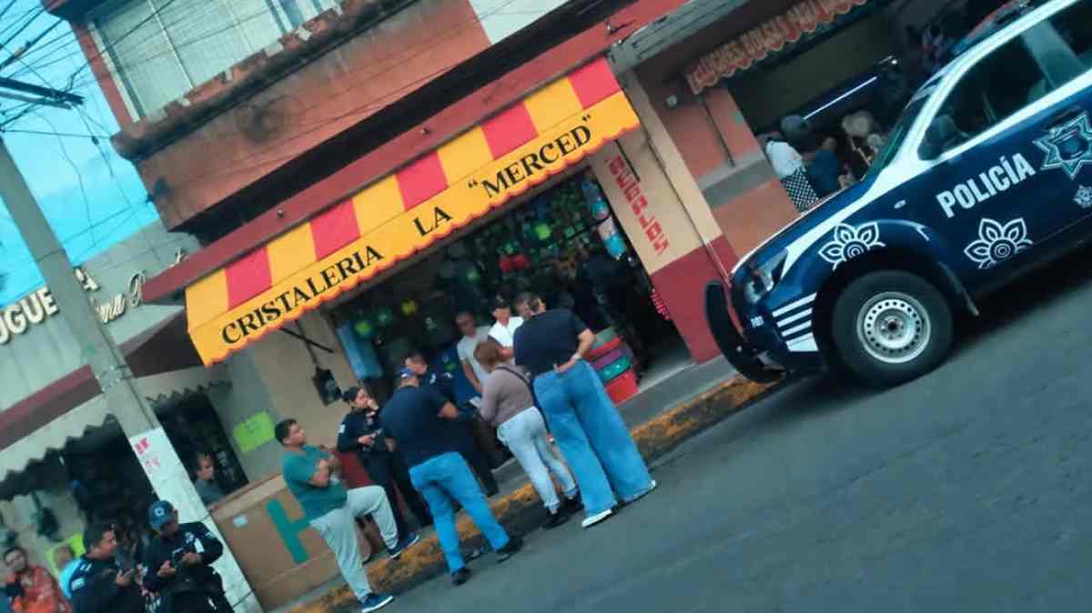 Viajan de Izúcar a Atlixco por dos pantallas y terminan estafados con cajas rellenas de latas