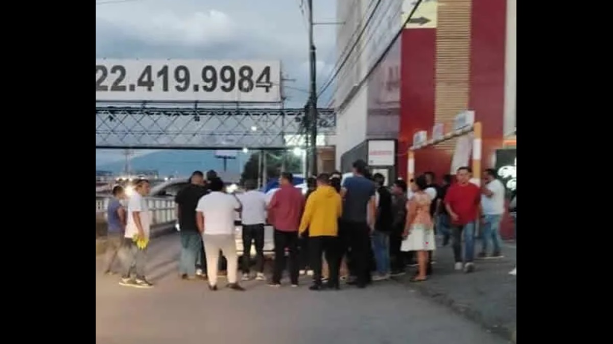 Piedras, caos y temor: Integrantes de la "28 de Octubre" y conductores de Uber se enfrentan en la zona de la CAPU
