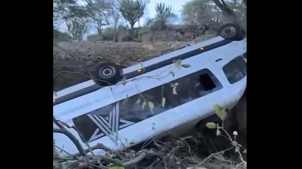 Camioneta de pasajeros sufre aparatoso accidente en la carretera federal a Oaxaca, a la altura de Acatlán