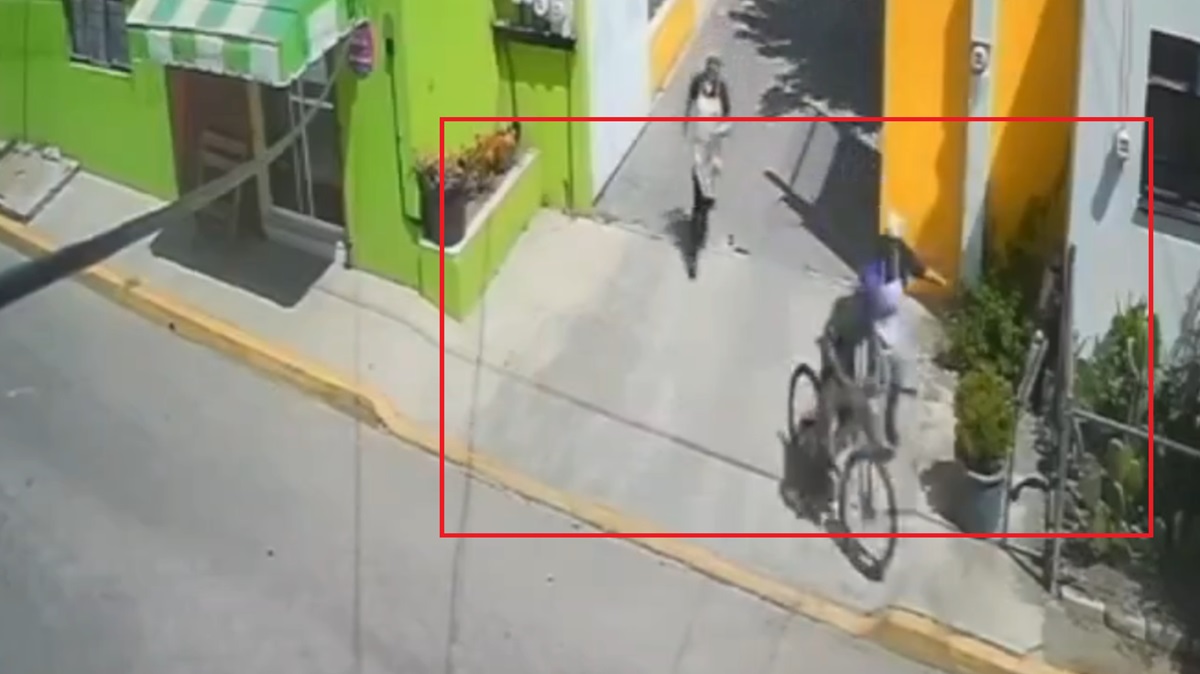 ¿Justicia por mano propia? Pasteleras persiguen y derriban a ladrón de bicicletas en Cholula