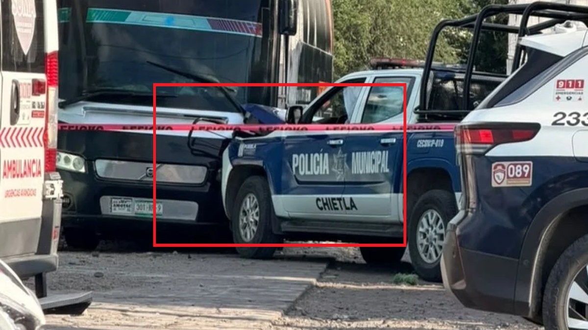 De la persecución al impacto: Patrulla de Chietla termina estrellándose contra un autobús en Atencingo