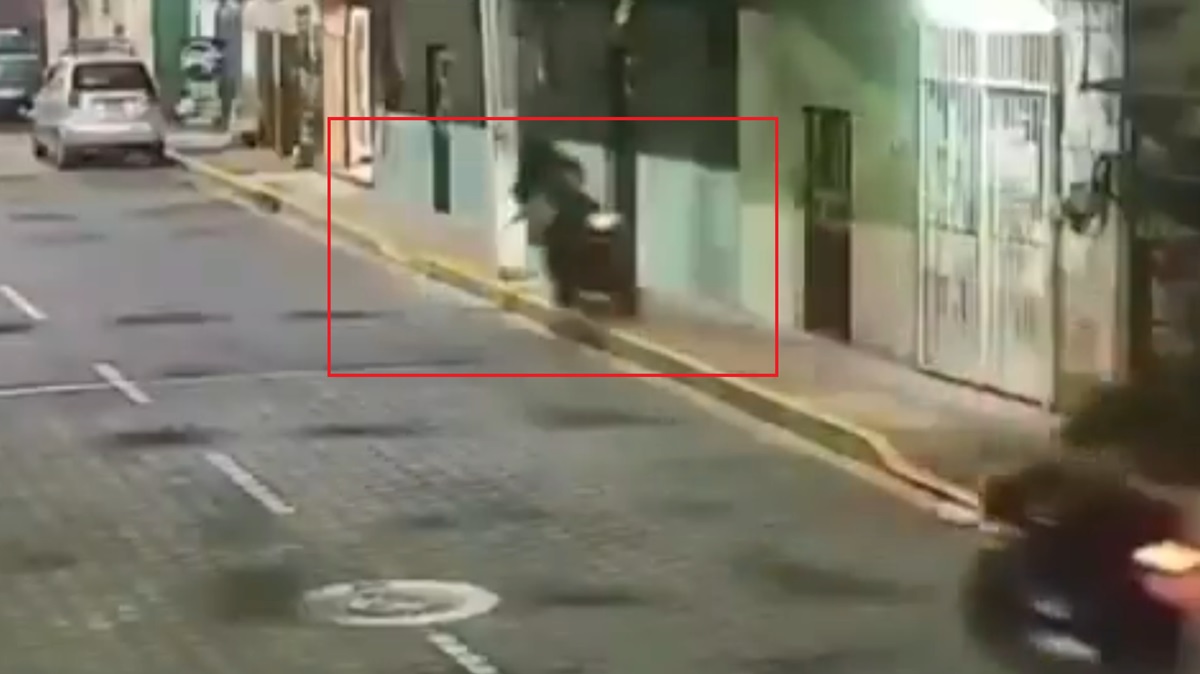 Velocidad sin freno ni destino: Menores sobreviven a aparatosa caída en motocicleta en Puebla