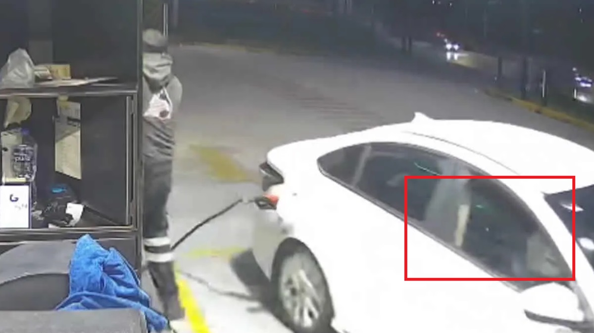 Padre de conductor que huyó sin pagar gasolina en el Periférico acude a liquidar la cuenta tras hacerse viral