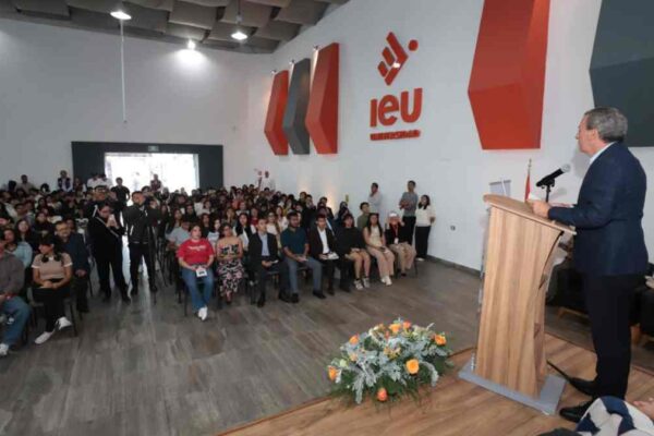 Pepe Chedraui impulsa entre jóvenes el derecho a saber cómo funciona el gobierno de Puebla