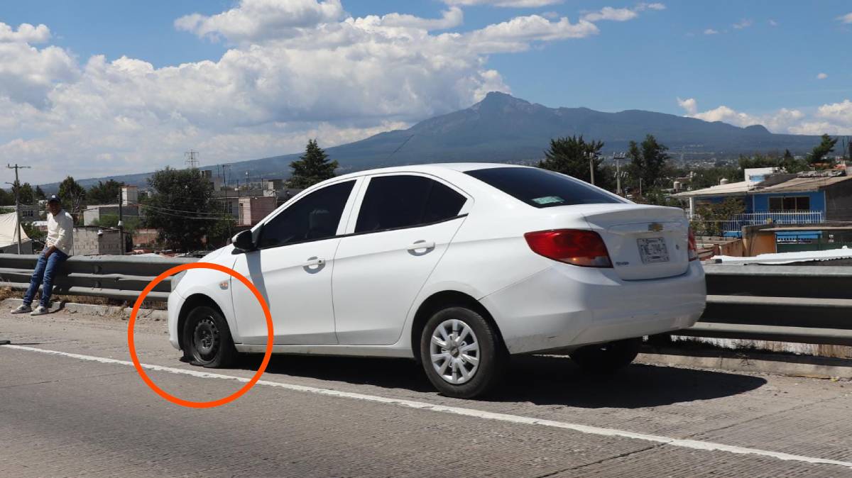 Caos en la México-Puebla: al menos 20 vehículos quedan varados tras ponchaduras de llantas