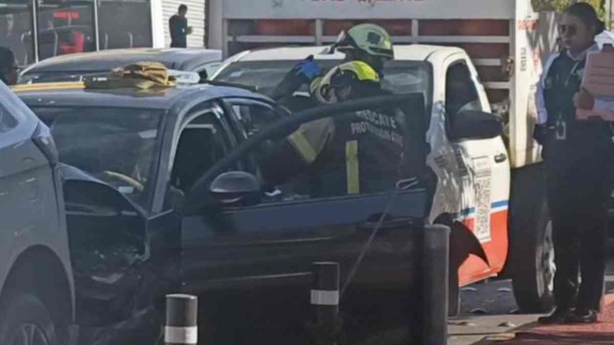 Hombre queda prensado tras carambola de cuatro vehículos frente a Parque Puebla