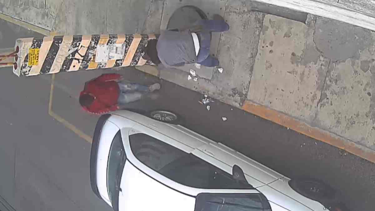 Captan sustracción de tapa de registro en Santa Bárbara Sur; sería el mismo vehículo de otro robo en Puebla