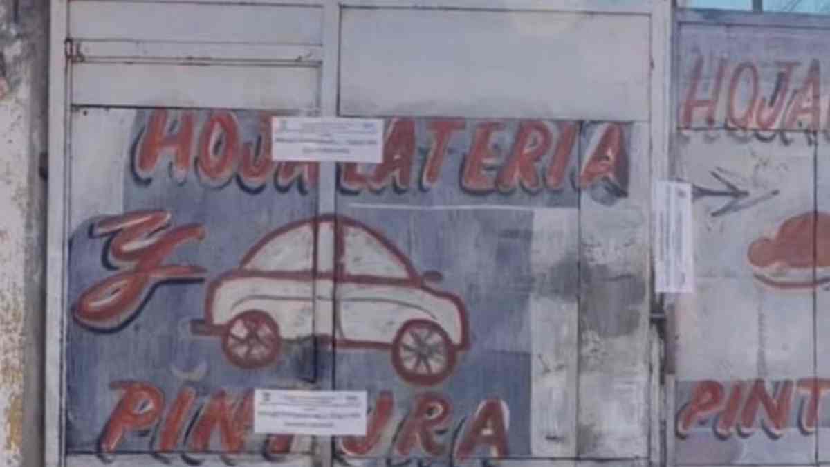 Hombre muere dentro de taller en Puebla; perros le arrancan parte del brazo después de morir