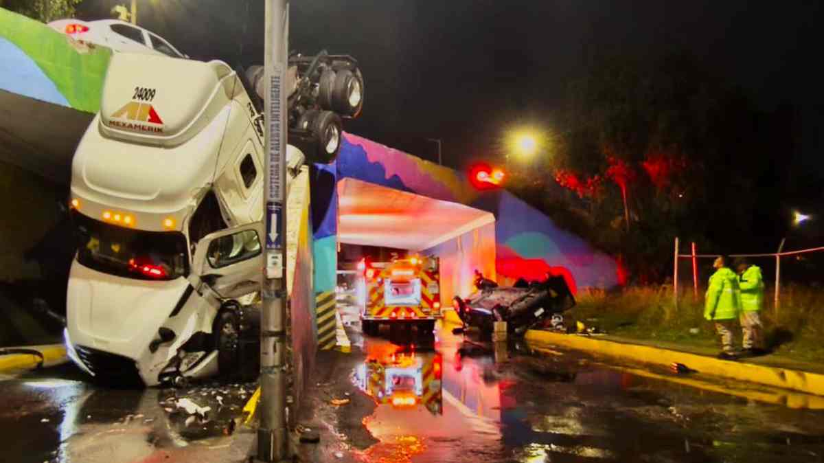 Tráiler cae del Periférico Ecológico y golpea a un taxi en San Andrés Cholula; tres personas resultaron lesionadas
