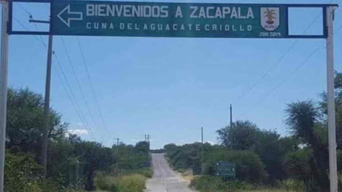 Hallan a hombre y mujer muertos a balazos junto a un Nissan Tsuru en Zacapala