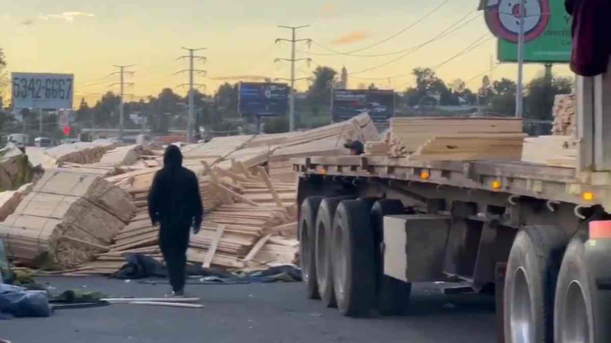 ¡Precaución en la México-Puebla! Vuelca remolque de tráiler con madera a la altura de Los Cochinitos