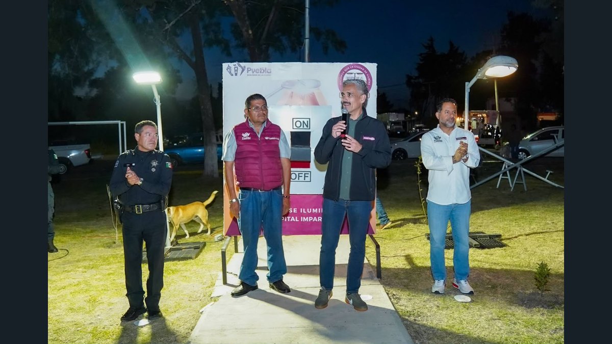 Presentación de alumbrado público con luminarias encendidas durante una actividad de Puebla Brilla en Valsequillo.