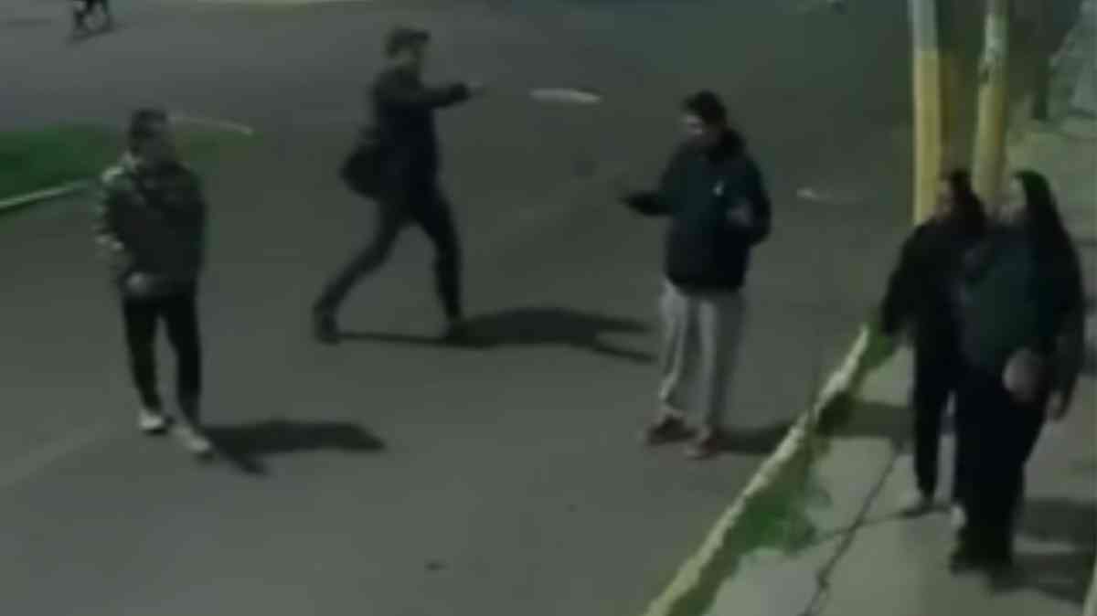 ¡“Dispárale, dispárale”! Captan en video asalto a mano armada contra tres personas en Amalucan