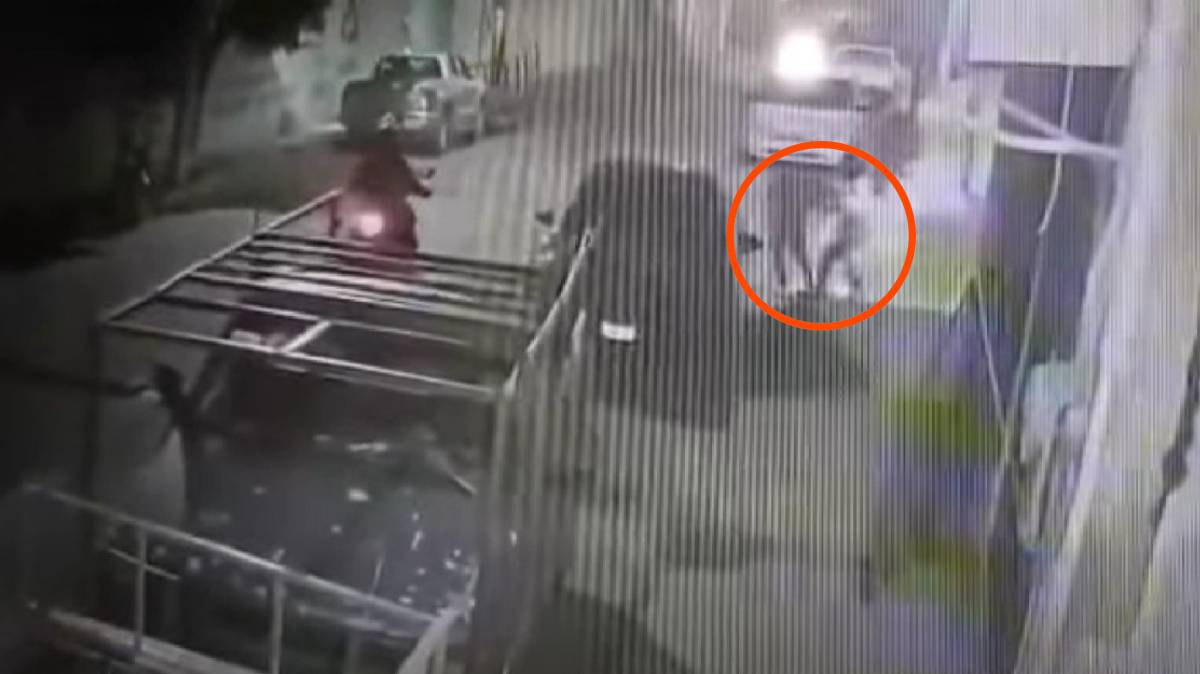 VIDEO: En motocicleta, dos sujetos asaltan a estudiante en Tehuacán; le quitaron hasta la mochila
