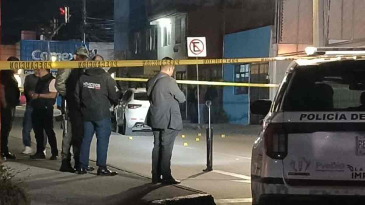 Se queda cenando y se salva de ataque armado en Puebla; rafaguean camioneta de Homicidios y hieren a su auxiliar