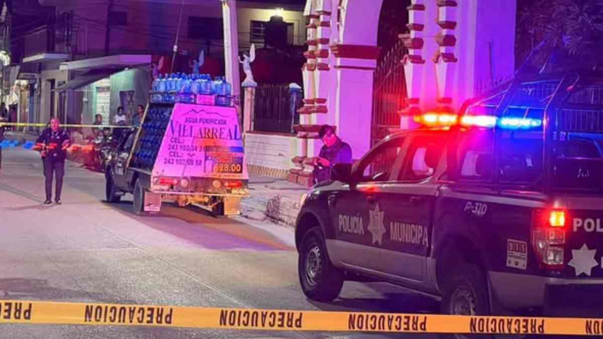 Balean a repartidor de agua frente a una iglesia en Izúcar de Matamoros