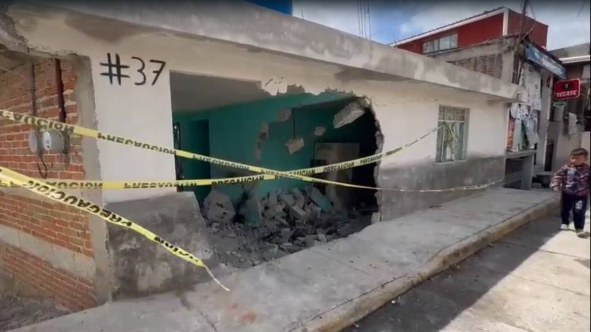 Camión repartidor se queda sin frenos y se estrella contra una casa en San Pablo Xochimehuacan, Puebla